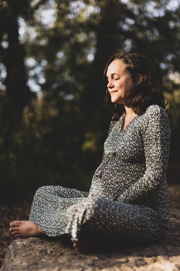 Femme enceinte en forêt